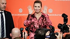 Mette Frederiksen am Wahlabend vor ihren Anhängern