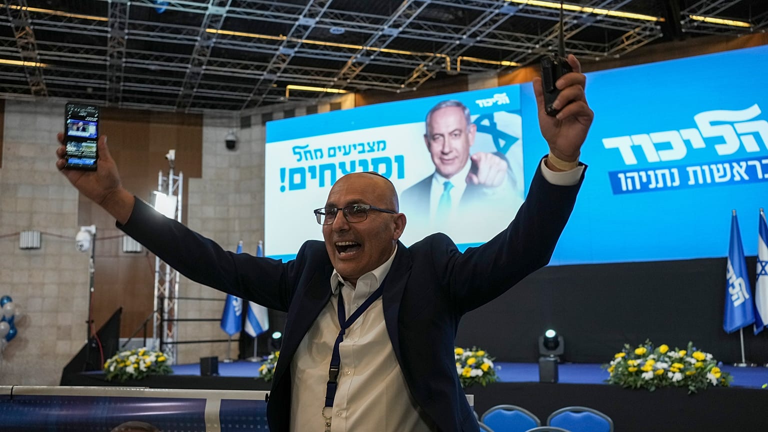 Un seguidor de Benjamín Netanyahu celebra la victoria en la sede del Likud en Jerusalén.