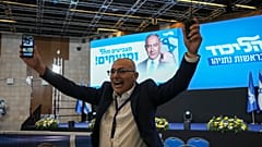 Un seguidor de Benjamín Netanyahu celebra la victoria en la sede del Likud en Jerusalén.