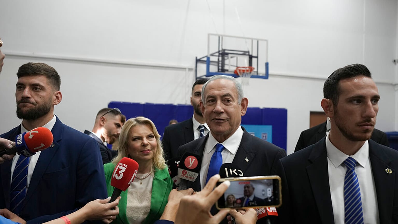 Benjamin Netanyahu e la moglie Sara al voto. (Gerusalemme, 1.11.2022)