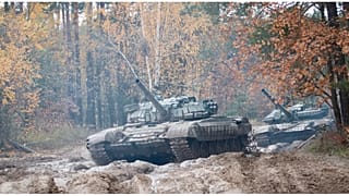 جنو أوكرانيون على دبابات روسية تم أسرها من طراز T-72 بالقرب من تشيرنيهيف، أوكرانيا في 28 أكتوبر