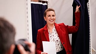 Mette Frederiksen può sorridere, almeno a metà. (1.11.2022)