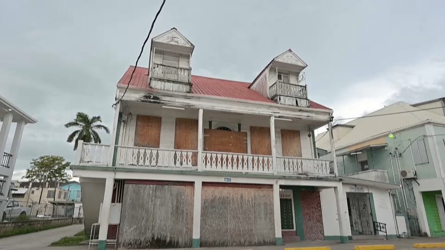 Belice se prepara para la llegada de la tormenta Lisa convertida en Huracán.