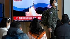 Ciudadanos en Corea del Sur observan en la televisión los lanzamiento norcoreanos