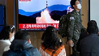 Ciudadanos en Corea del Sur observan en la televisión los lanzamiento norcoreanos