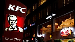 شعارات مطاعم الوجبات السريعة كنتاكي وبيتزا هت وهارديز في مركز تسوق أمريكانا بلاز بالقاهرة
