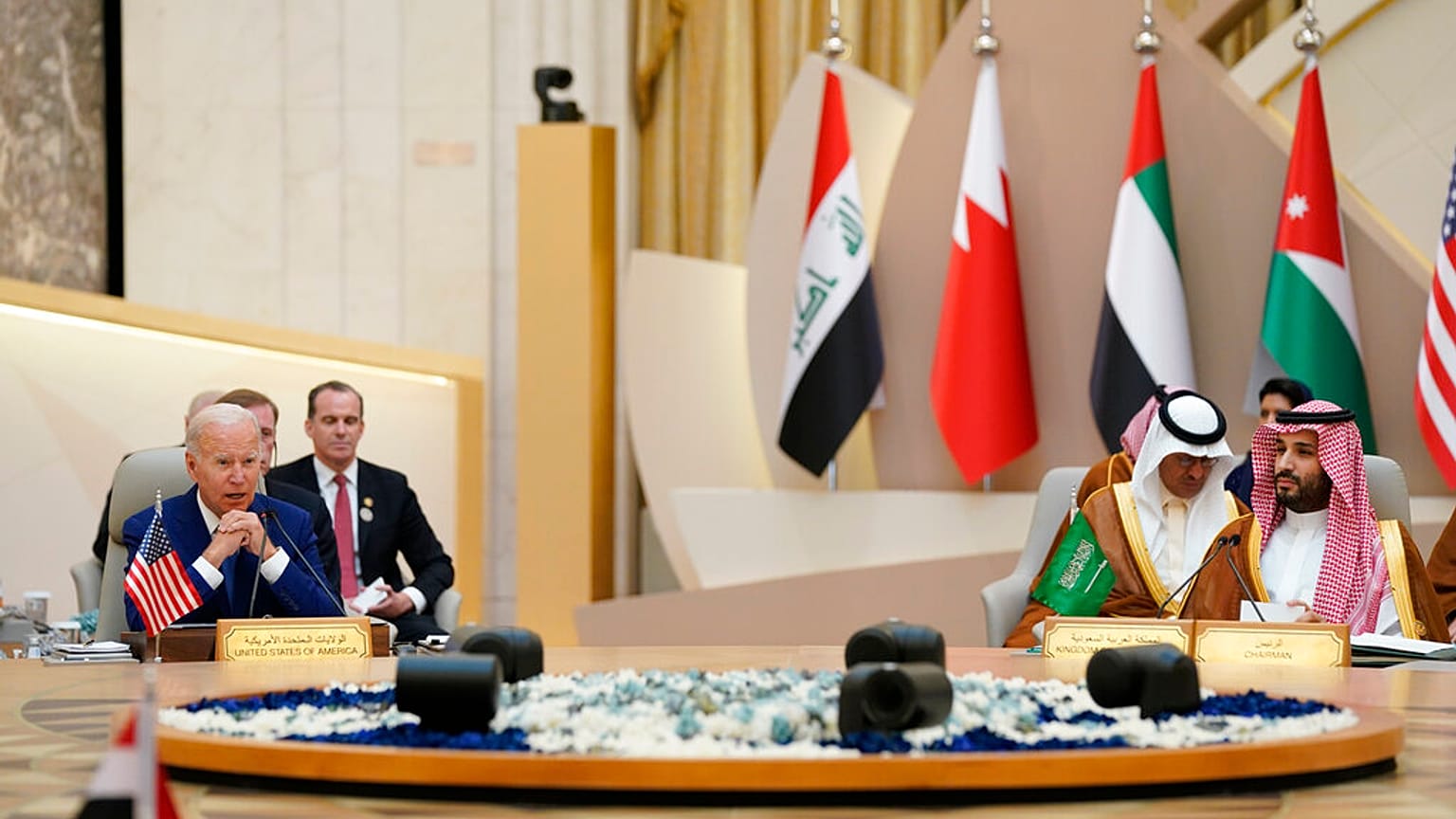 Joe Biden amerikai elnök és Mohammed bin Szalman szaúdi koronaherceg, a július 16-ai Öbölmenti Együttműködési Tanács ülésén
