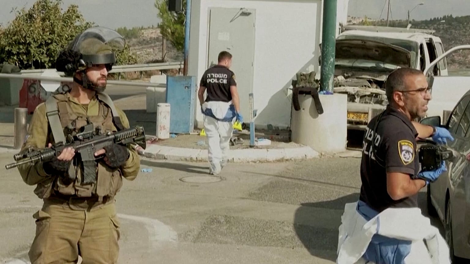أفراد من القوات الإسرائيلية يقفون في موقع صدم سائق فلسطيني لجندي إسرائيلي بالقرب من رام الله في الضفة الغربية 