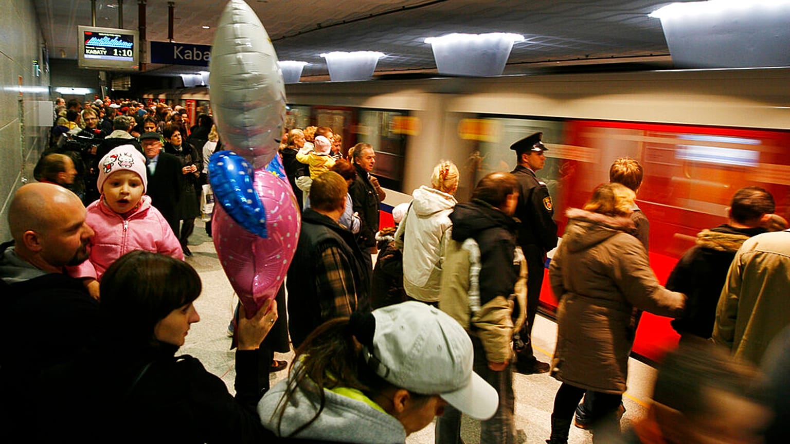 Polonya'nın başkenti Varşova'da metroya binmeyi bekleyen yolcular 