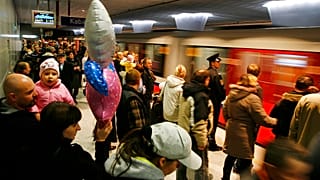 Polonya'nın başkenti Varşova'da metroya binmeyi bekleyen yolcular 