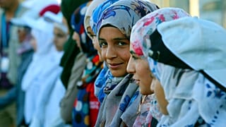 Amman'da Japonya U17 Kadınlar Dünya Kupası takımı ve beş Ürdünlü kızla dostluk maçı öncesinde poz veriyor (arşiv)