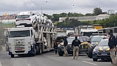 Polícia Rodoviária Federal começa a libertar as estradas doo bloquio dos camionistas