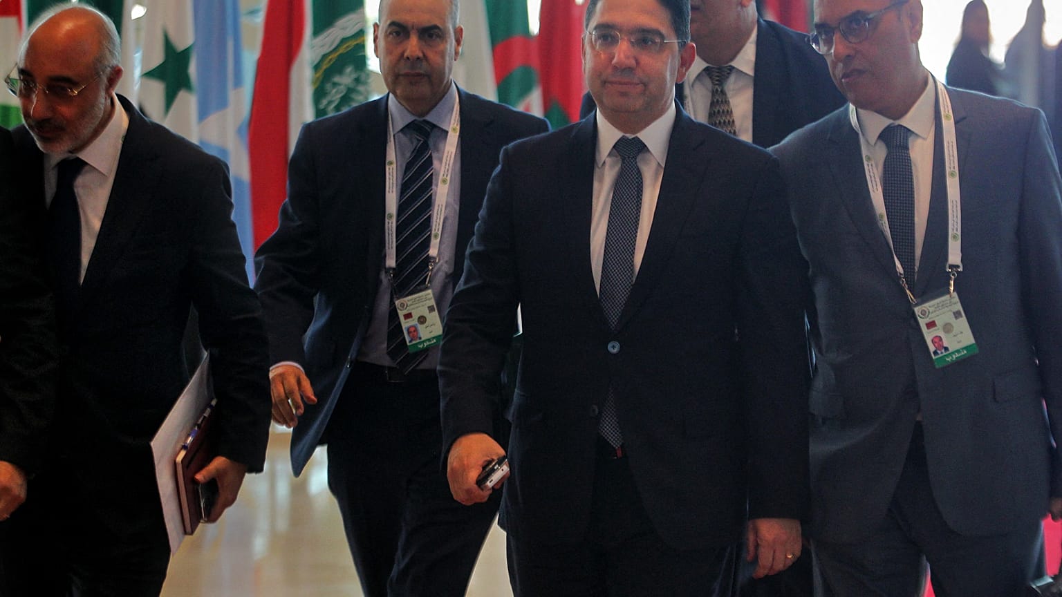 وصول وزير الخارجية المغربي ناصر بوريطة (وسط) إلى مركز المؤتمرات بالعاصمة الجزائرية، الجزائر، في 29 أكتوبر 2022 