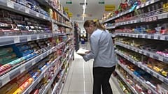 Menschen beim Einkaufen