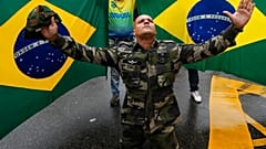 Un partisan de Jair Bolsonaro en treillis militaire, le 2 novembre 2022, Rio de Janeiro