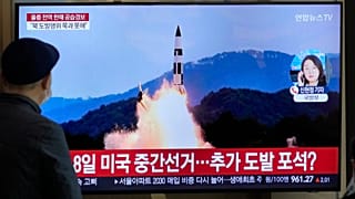 Sul coreanos assistem pela televisão a imagens do lançamento de um míssil pela Coreia do Norte