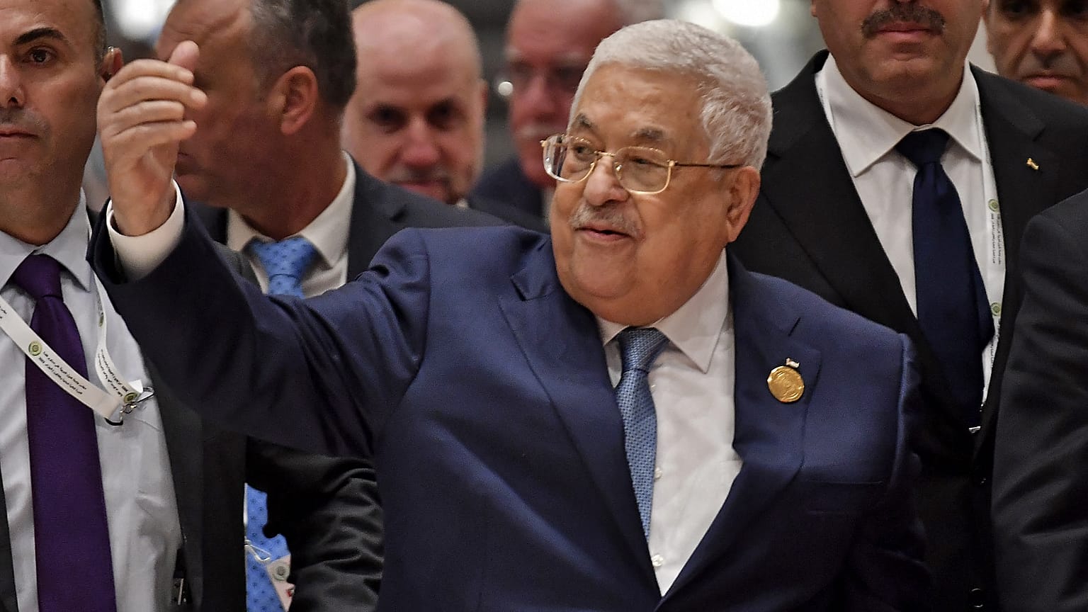 الرئيس الفلسطيني محمود عباس مغادراً قاعة الاجتماعات عقب انتهاء مراسم افتتاح القمة العربية في الجزائر العاصمة، 1 نوفمبر 2022. 
