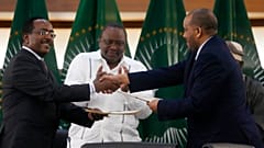 Le représentant du gouvernement éthiopien Redwan Hussein (à dr.) serre la main du chef de la délégation rebelle, Getachew Reda (à g.), Pretoria (Af. Sud), le 02/11/2022