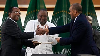Le représentant du gouvernement éthiopien Redwan Hussein (à dr.) serre la main du chef de la délégation rebelle, Getachew Reda (à g.), Pretoria (Af. Sud), le 02/11/2022