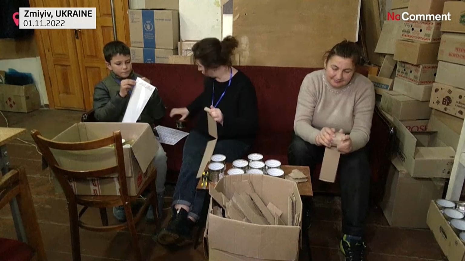 Ukrainians make 'trench candles' 