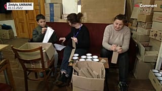 Ukrainians make 'trench candles'
