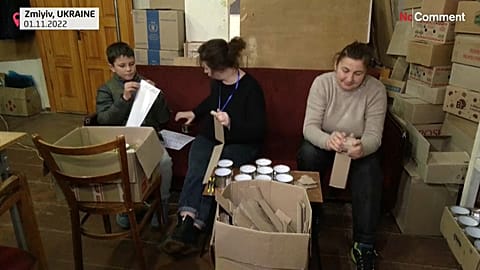 Ukrainians make 'trench candles' 