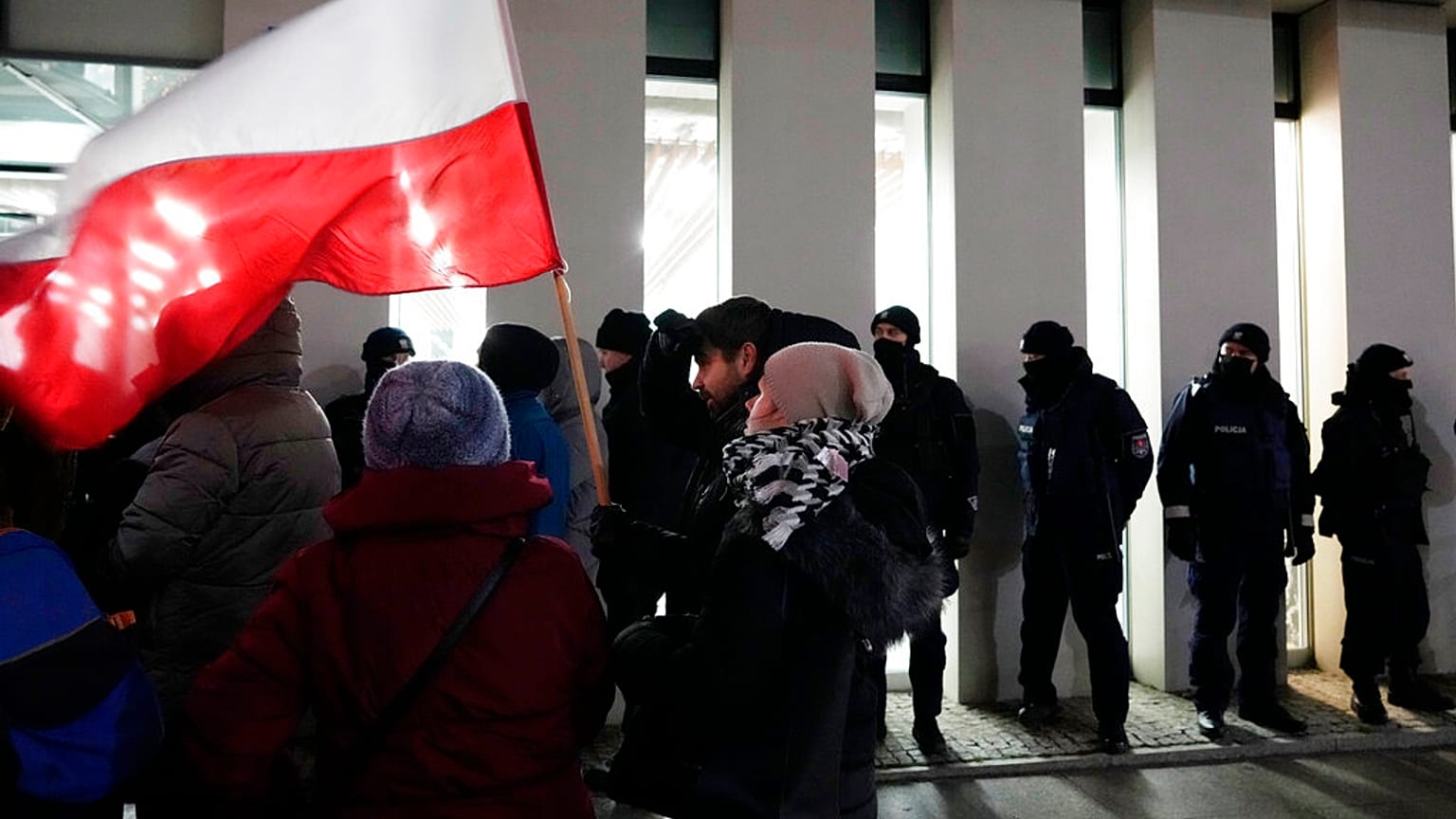 Avrupa Komisyonu, Polonya'ya Avrupa Birliği Adalet Divanının disiplin dairesi hakkındaki kararına uymadığı için yedi farklı ceza vermişti