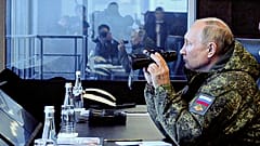 Владимир Путин на военных учениях в 2002 году. Архивное фото.