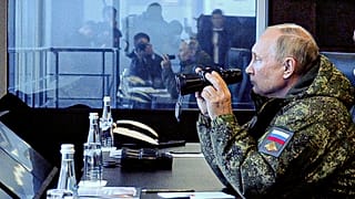 Le président russe Vladimir Poutine assiste à l'exercice militaire de Vostok 2022 dans l'extrême est de la Russie, mardi 6 septembre 2022