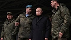 Putin am 20. Oktober mit Verteidigungsminister Schoigu und dem stellvertretenden Kommandeur der Luftlandetruppen, Generalmajor Kontsewoj, beim Besuch bei Reservisten.