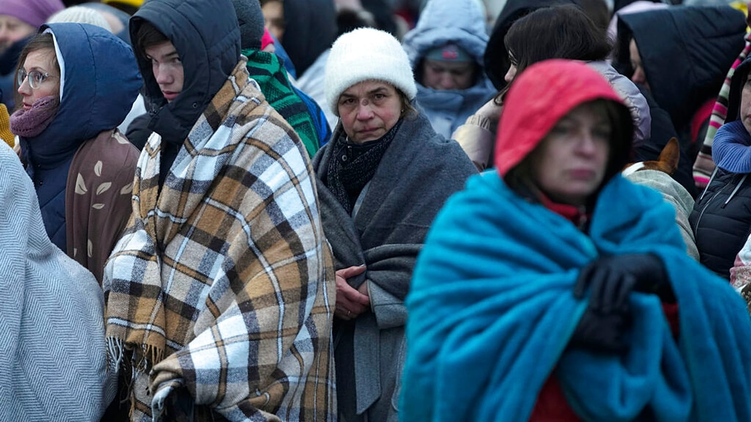Otthonukat elhagyni kényszerült emberek Ukrajnában - képünk illusztráció