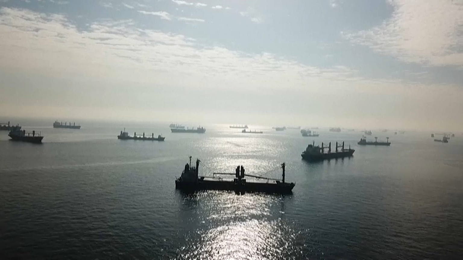 Barcos cargados con grano ucraniano esperando autorización frente a las costas de Estambul (Turquía).