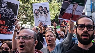 A 22 éves iráni Mahsza Amini halála miatt tiltakoznak tüntetők Irán isztambuli konzulátusa előtt 2022. október 17-én – képünk illusztráció