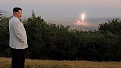 Лидер КНДР Ким Чен Ын наблюдает за испытанием ракеты в период между 25 сентября и 9 октября 2022 года