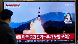 Észak-koreai rakétakilövésről szóló híradást néz egy ember a szöuli főpályaudvaron 2022. november 2-án