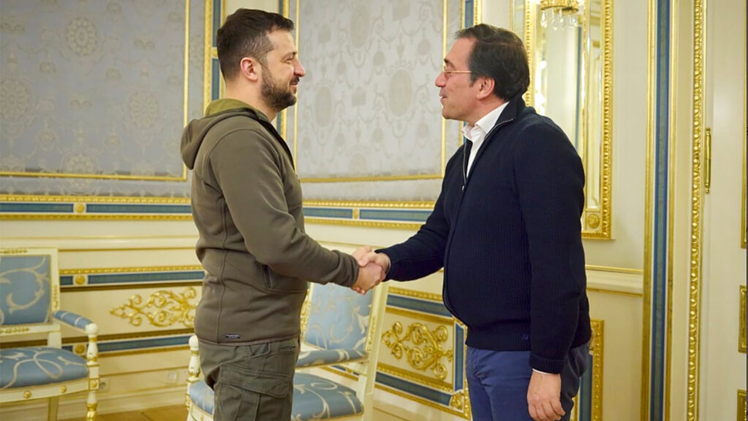 El presidente de Ucrania, Volodímir Zelenski, recibe al ministro de Exteriores de España, José Manuel Albares, en Kiev (Ucrania).