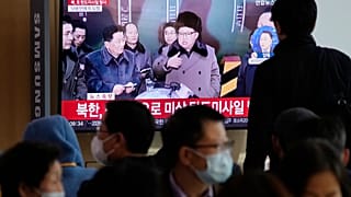 Menschen im südkoreanischen Seoul betrachten einen Bildschirm, auf dem der nordkoreanische Machthaber Kim Jong Un zu sehen ist.