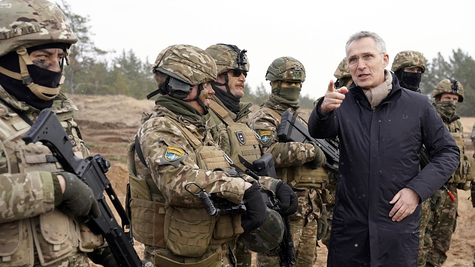 Jens Stoltenberg NATO-főtitkár szlovák katonákkal, Lettországban