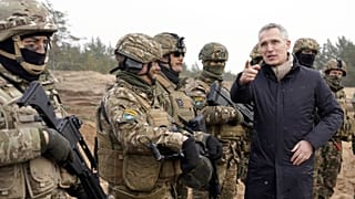 Jens Stoltenberg NATO-főtitkár szlovák katonákkal, Lettországban