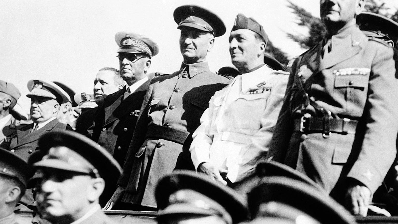 El general Queipo de Llano, tercero por la derecha, con el embajador italiano en la Zona Franca, el conde Viola di Campalto, segundo por la derecha, el 20 de octubre de 1938..