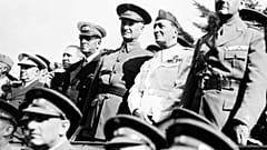 El general Queipo de Llano, tercero por la derecha, con el embajador italiano en la Zona Franca, el conde Viola di Campalto, segundo por la derecha, el 20 de octubre de 1938..