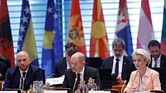Gastgeber Olaf Scholz (Bildmitte) an der Seite von EU-Kommissionspräsidentin Ursula von der Leyen