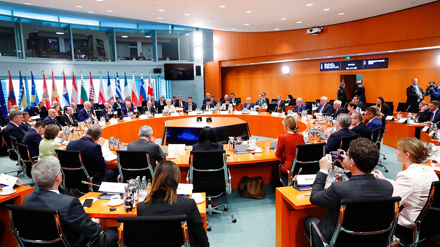 H αίθουσα συνεδριάσεων με το Γερμανό Καγκελάριο Όλαφ Σολτς να εκφωνεί ομιλία στην έναρξη της Συνόδου για τα Δυτικά Βαλκάνια στην Καγκελαρία στο Βερολίνο,