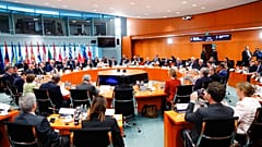 H αίθουσα συνεδριάσεων με το Γερμανό Καγκελάριο Όλαφ Σολτς να εκφωνεί ομιλία στην έναρξη της Συνόδου για τα Δυτικά Βαλκάνια στην Καγκελαρία στο Βερολίνο,