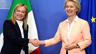 Giorgia Meloni (à gauche) serre la main à la présidente de la Commission européenne, Ursula von der Leyen à Bruxelles, le 3 novembre 2022.