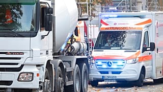 Nach dem Zusammenprall mit einem Betonmischer befand sich eine Frau in Berlin in Lebensgefahr, am Donnerstag teilte die Polizei mit, sie sei nun hirntot.