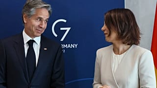 El Secretario de Estado de EE.UU. recibido en la cumbre del G7 por la ministra de Exteriores de Alemania.