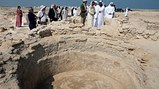 ماجد  المعلا، رئيس دائرة السياحة والآثار بإمارة أم القيوين يشرح لوزيرة الثقافة والشباب نورة الكعبي خلال زيارة للدير المسيحي القديم في جزيرة السينية ، الإمارات، 3 نوفمبر 2022.