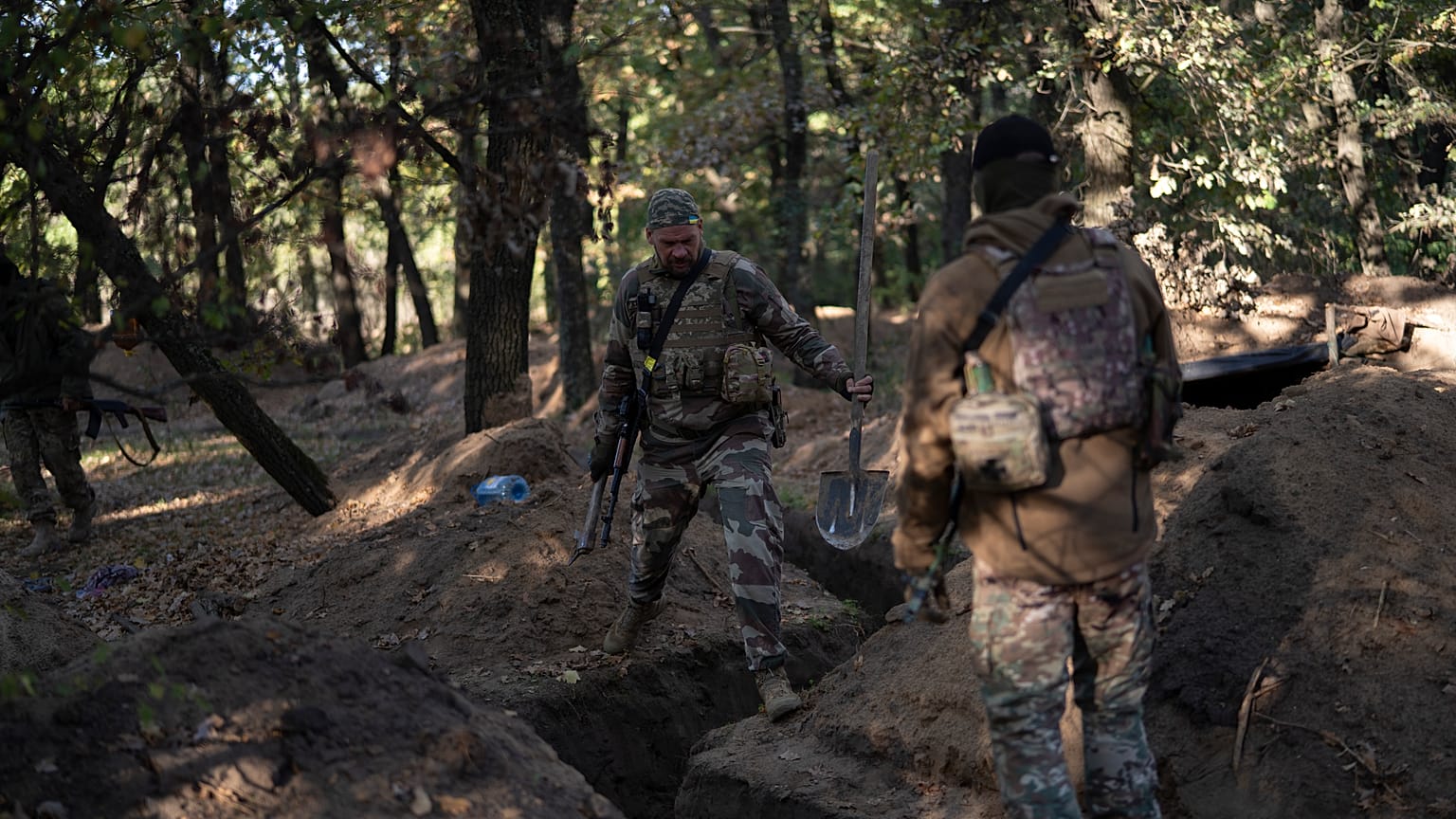  Des militaires ukrainiens vérifient les tranchées creusées par les soldats russes dans une zone reprise dans la région de Kherson, en Ukraine, le 12 octobre 2022.