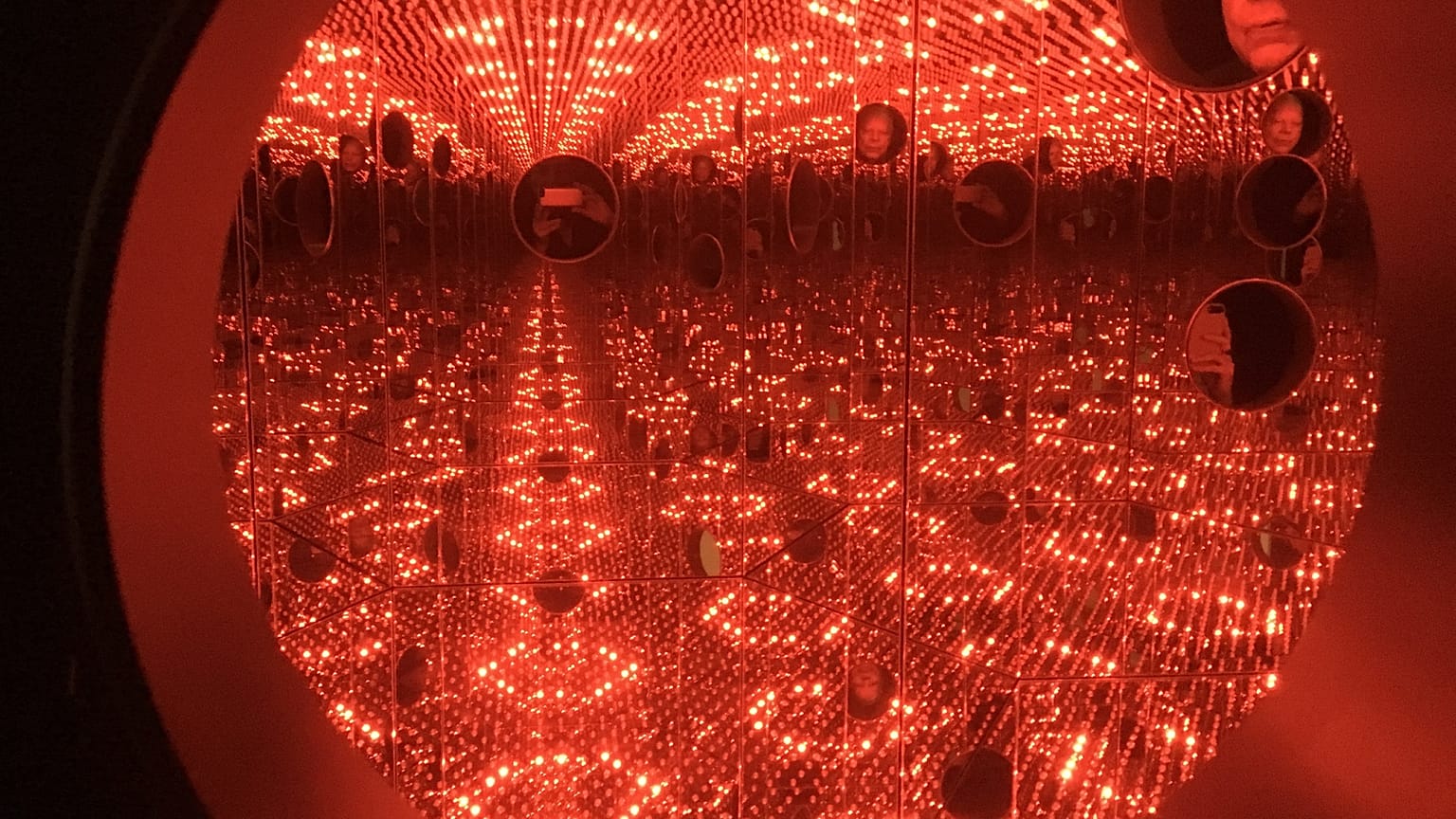 Instalação "Infinity Mirror Room" em Nova Iorque, em 2016